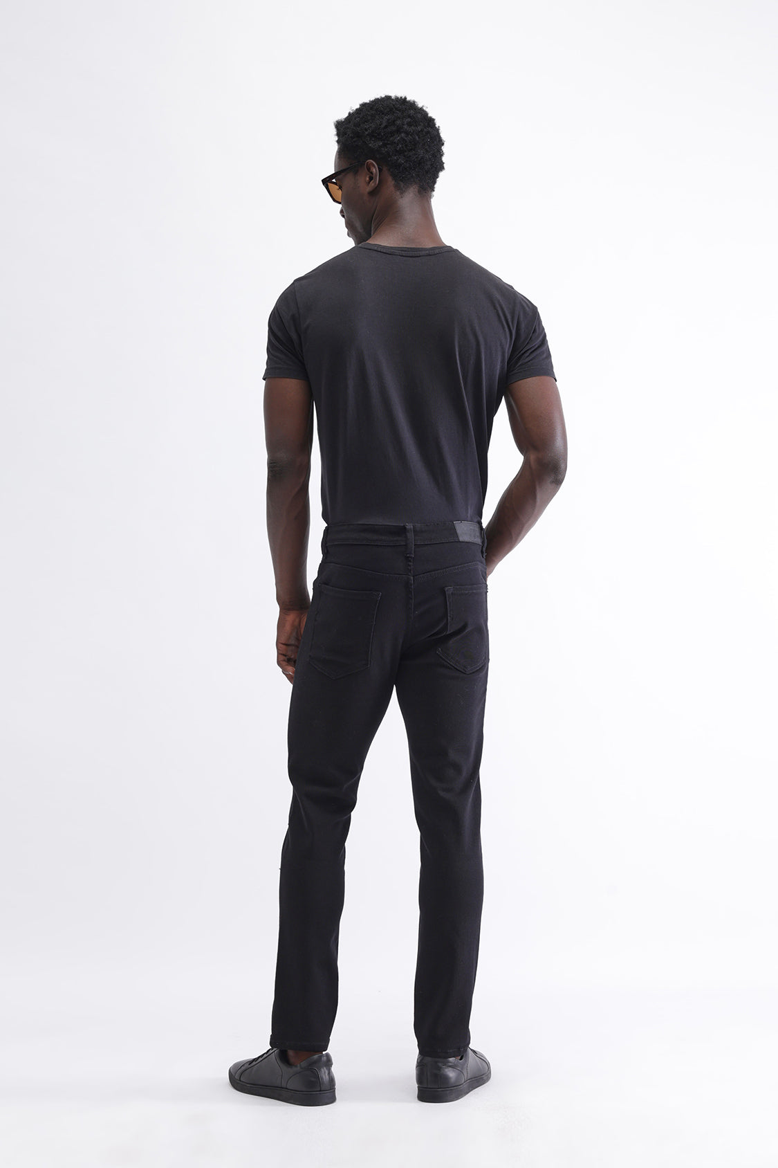 SLIM FIT DARK WASH JEANS
